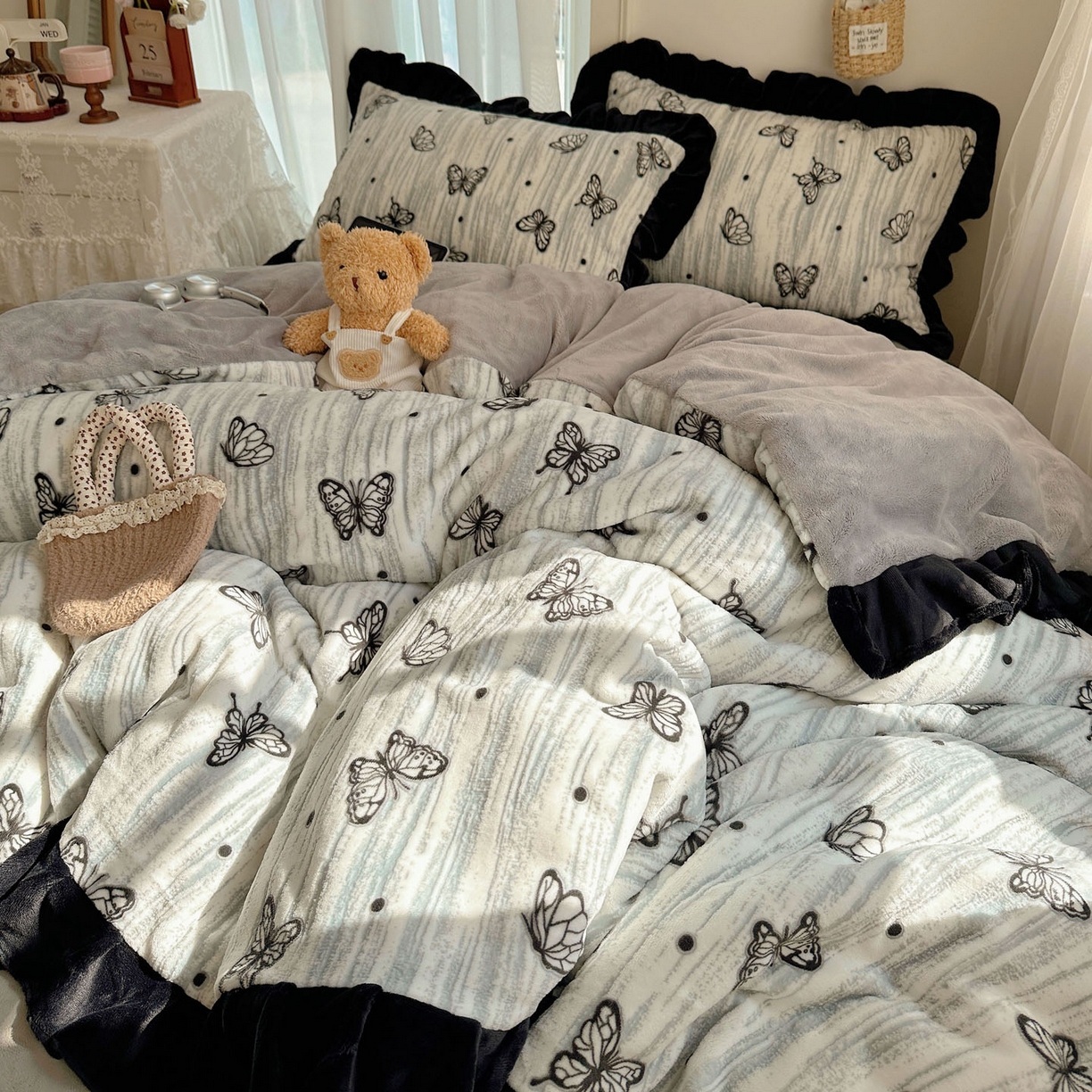 91家纺网 家纺一手货源 找家纺 欣宜家纺 2025新款蝴蝶烂花牛奶绒雕花绒花边款四件套 黑蝴蝶-灰