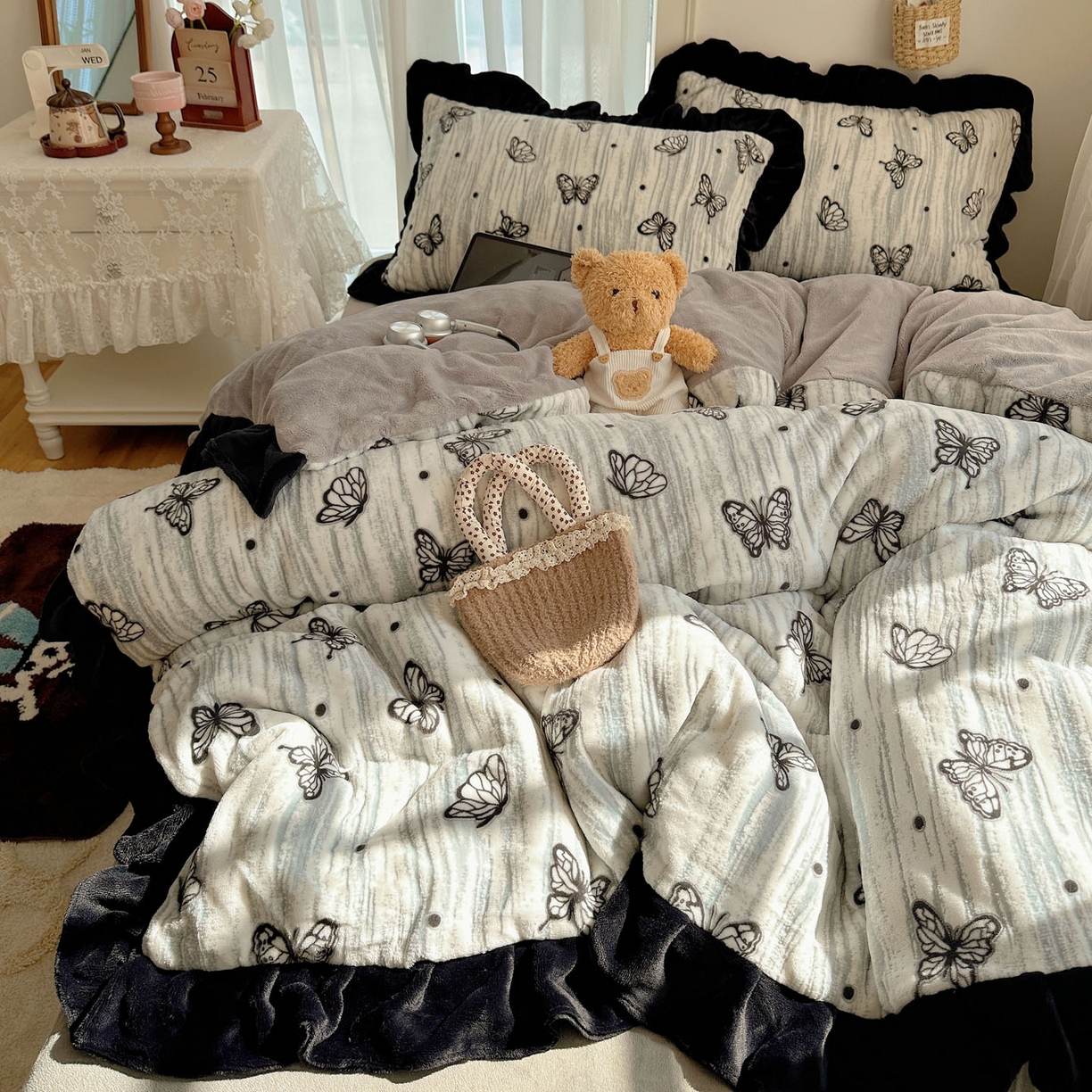 91家纺网 家纺一手货源 找家纺 欣宜家纺 2025新款蝴蝶烂花牛奶绒雕花绒花边款四件套 黑蝴蝶-灰