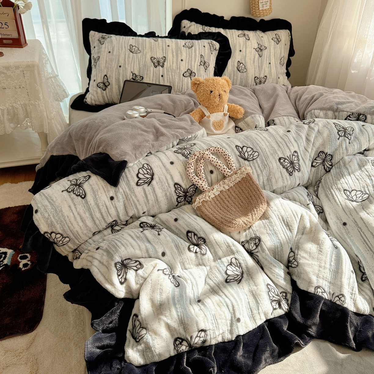 91家纺网 家纺一手货源 找家纺 欣宜家纺 2025新款蝴蝶烂花牛奶绒雕花绒花边款四件套 黑蝴蝶-灰