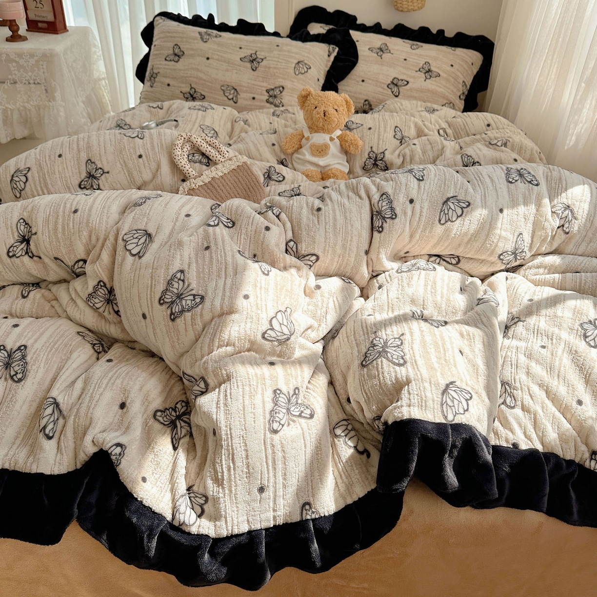 91家纺网 家纺一手货源 找家纺 欣宜家纺 2025新款蝴蝶烂花牛奶绒雕花绒花边款四件套 黑蝴蝶-咖