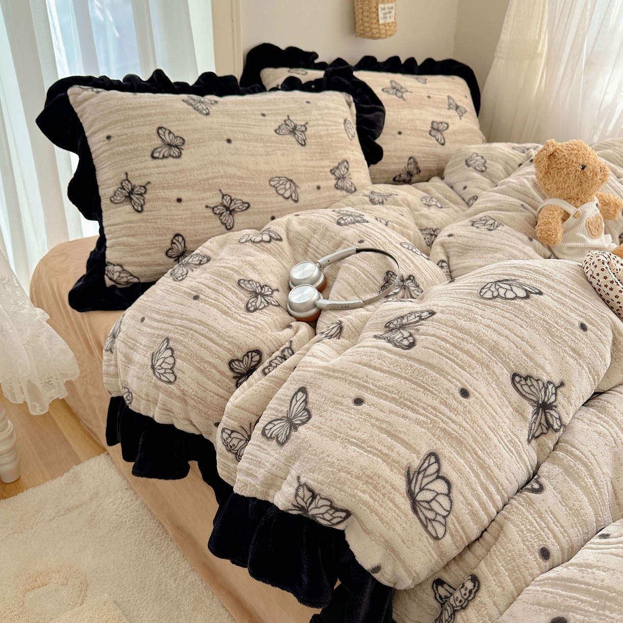 91家纺网 家纺一手货源 找家纺 欣宜家纺 2025新款蝴蝶烂花牛奶绒雕花绒花边款四件套 黑蝴蝶-咖