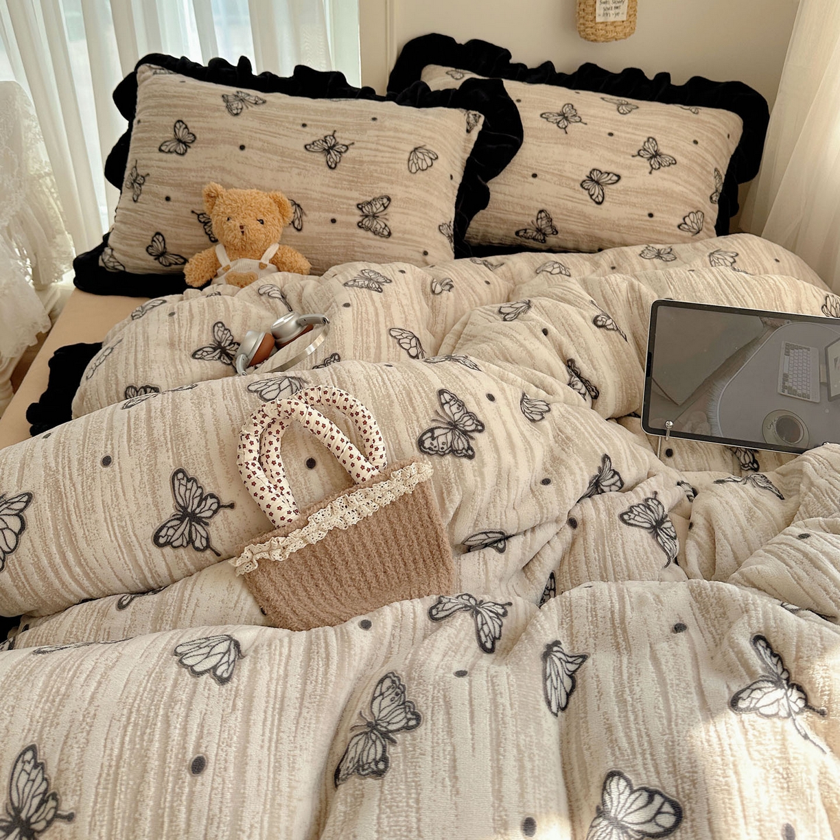 91家纺网 家纺一手货源 找家纺 欣宜家纺 2025新款蝴蝶烂花牛奶绒雕花绒花边款四件套 黑蝴蝶-咖