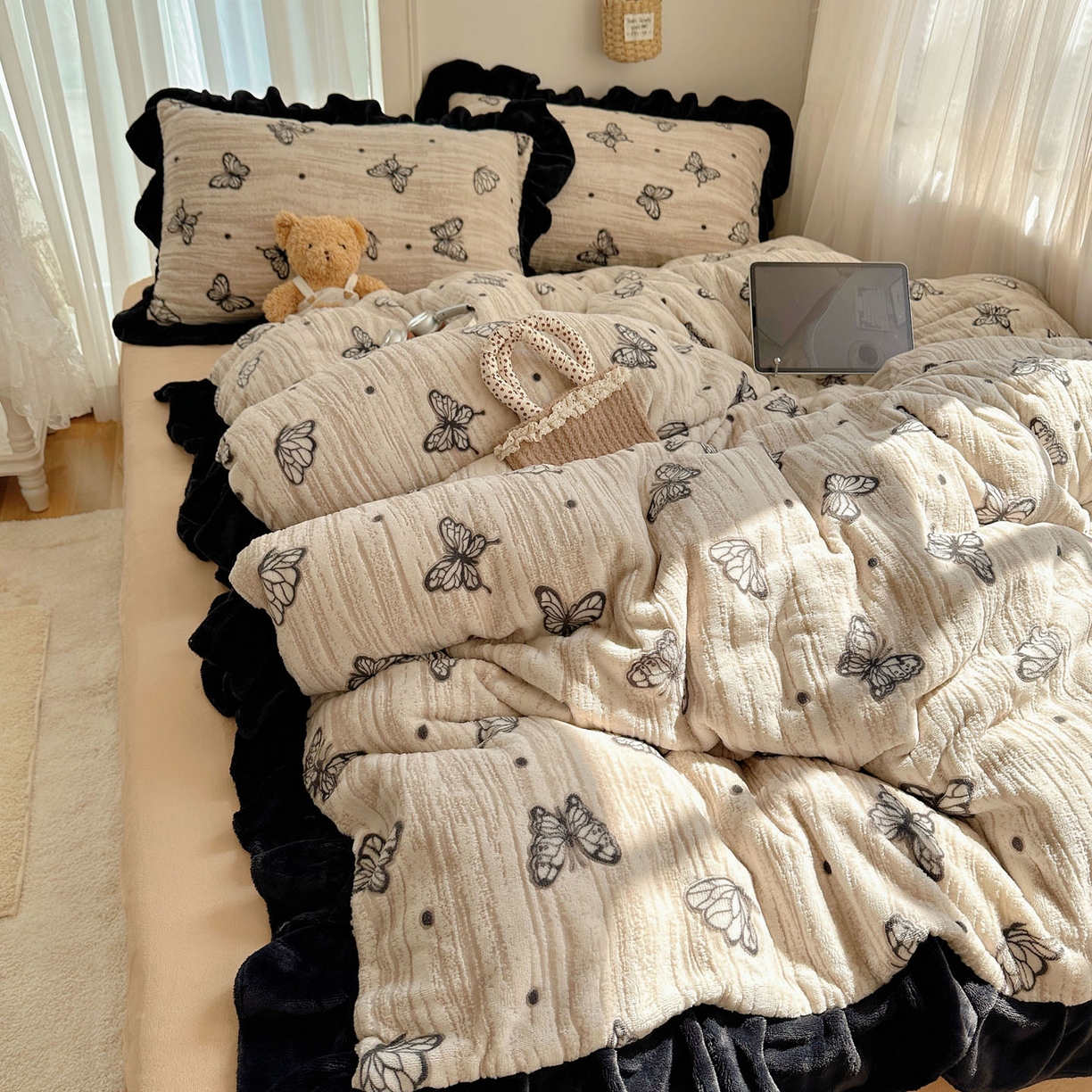 91家纺网 家纺一手货源 找家纺 欣宜家纺 2025新款蝴蝶烂花牛奶绒雕花绒花边款四件套 黑蝴蝶-咖