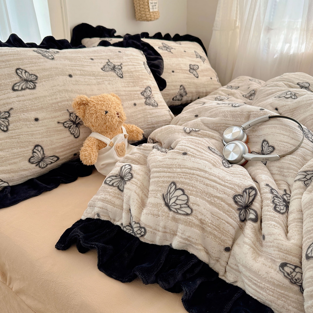 91家纺网 家纺一手货源 找家纺 欣宜家纺 2025新款蝴蝶烂花牛奶绒雕花绒花边款四件套 黑蝴蝶-咖