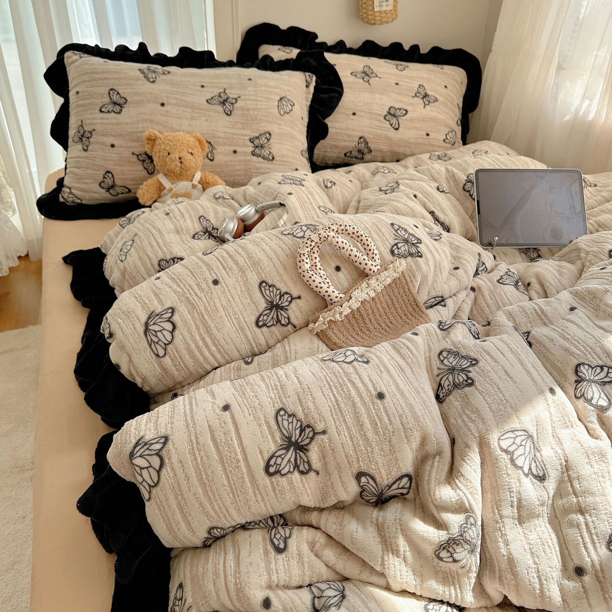 91家纺网 家纺一手货源 找家纺 欣宜家纺 2025新款蝴蝶烂花牛奶绒雕花绒花边款四件套 黑蝴蝶-咖