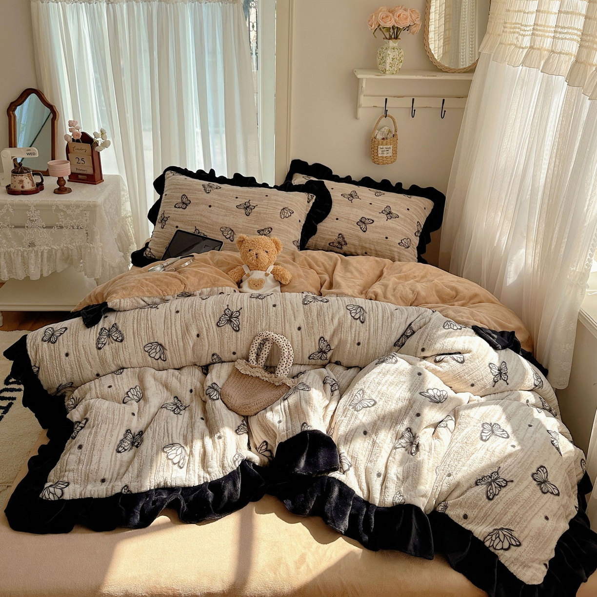 91家纺网 家纺一手货源 找家纺 欣宜家纺 2025新款蝴蝶烂花牛奶绒雕花绒花边款四件套 黑蝴蝶-咖