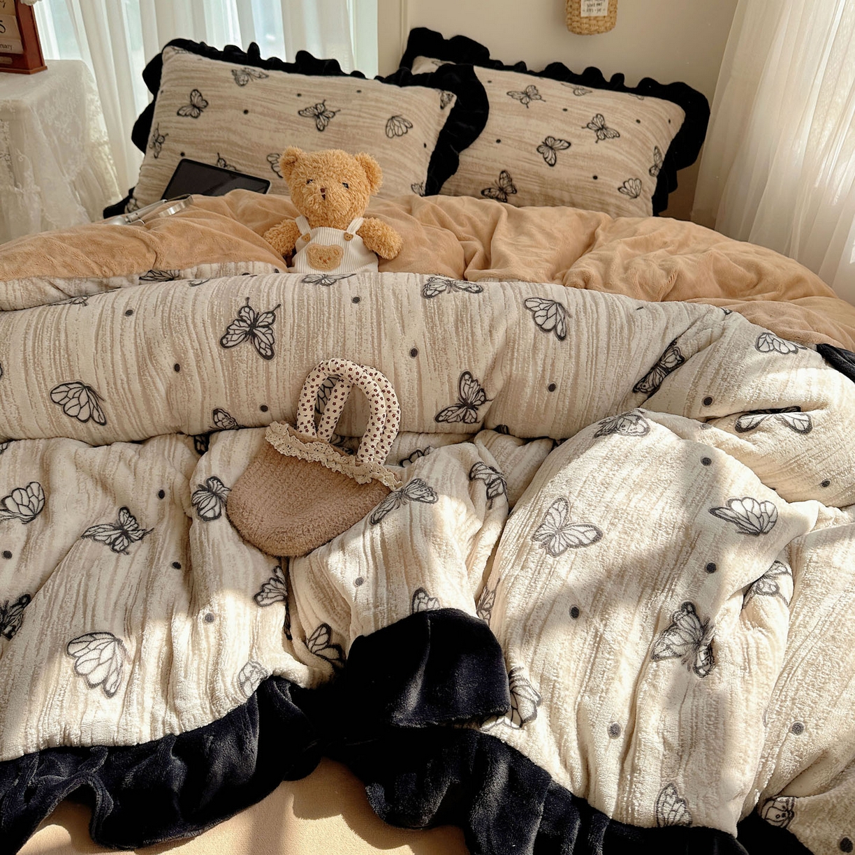 91家纺网 家纺一手货源 找家纺 欣宜家纺 2025新款蝴蝶烂花牛奶绒雕花绒花边款四件套 黑蝴蝶-咖