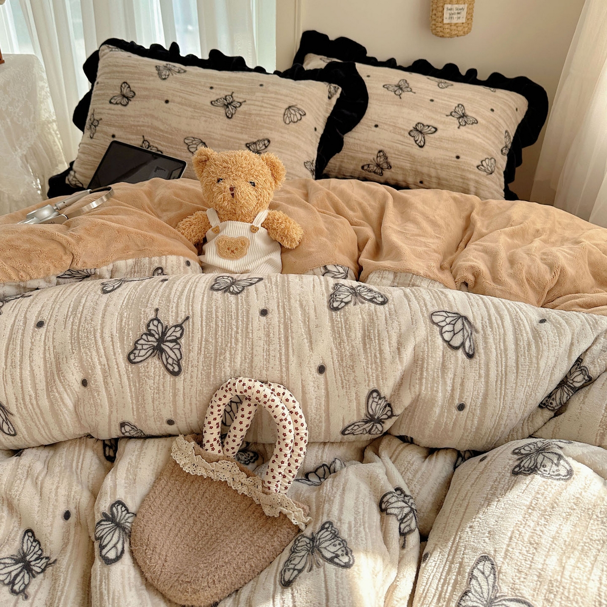 91家纺网 家纺一手货源 找家纺 欣宜家纺 2025新款蝴蝶烂花牛奶绒雕花绒花边款四件套 黑蝴蝶-咖