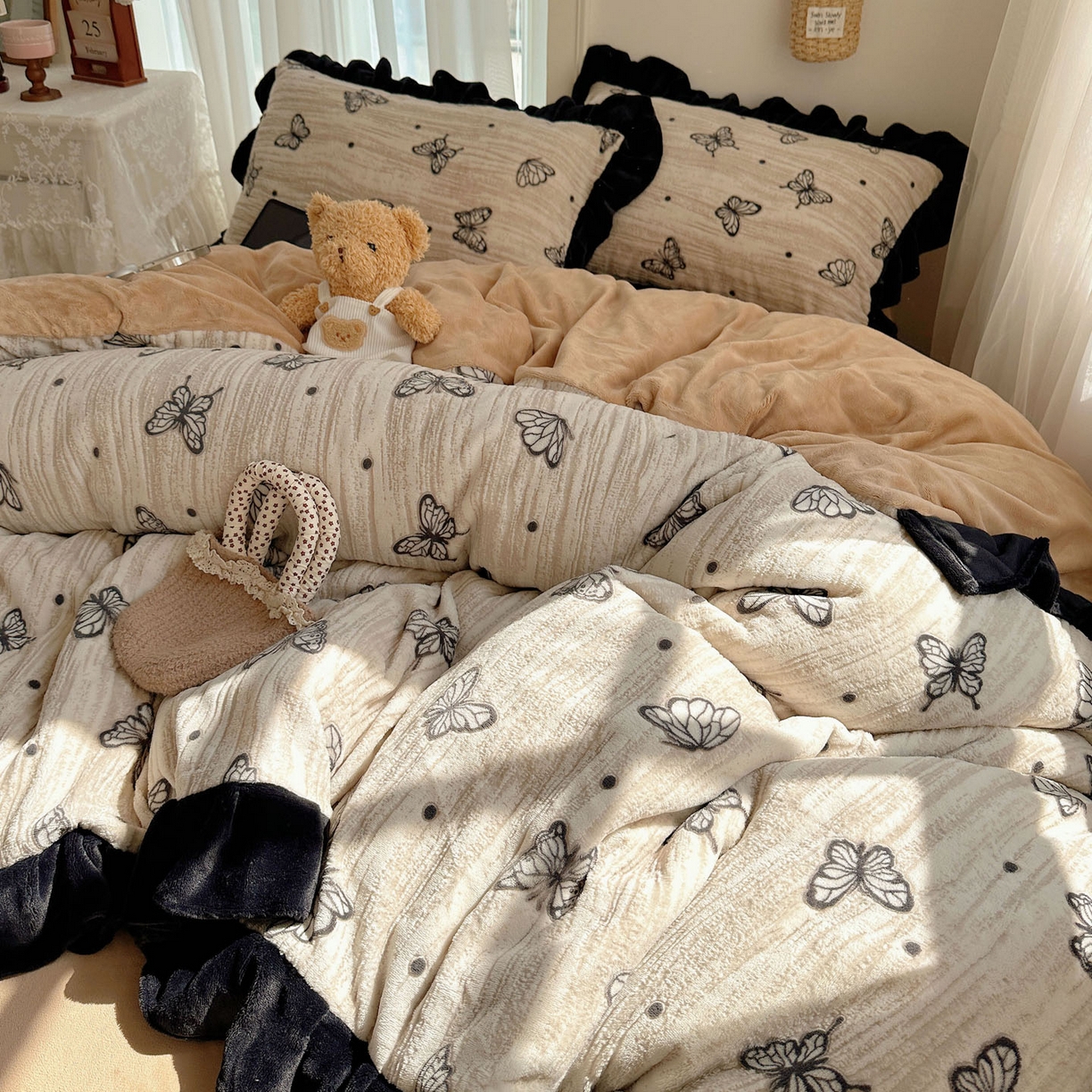 91家纺网 家纺一手货源 找家纺 欣宜家纺 2025新款蝴蝶烂花牛奶绒雕花绒花边款四件套 黑蝴蝶-咖