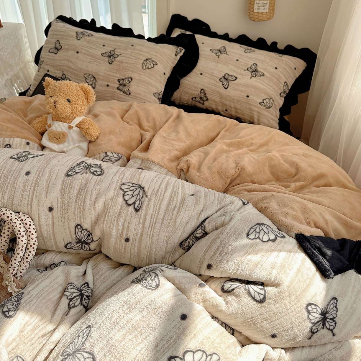 91家纺网 家纺一手货源 找家纺 欣宜家纺 2025新款蝴蝶烂花牛奶绒雕花绒花边款四件套 黑蝴蝶-咖