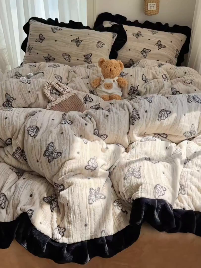 91家纺网 家纺一手货源 找家纺 欣宜家纺 2025新款蝴蝶烂花牛奶绒雕花绒花边款四件套 黑蝴蝶-咖