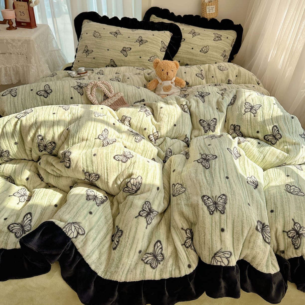 91家纺网 家纺一手货源 找家纺 欣宜家纺 2025新款蝴蝶烂花牛奶绒雕花绒花边款四件套 黑蝴蝶-绿