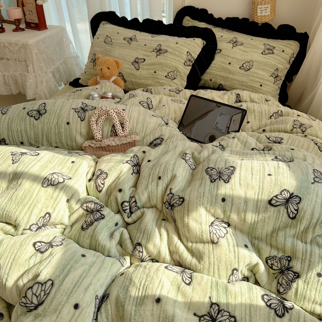 91家纺网 家纺一手货源 找家纺 欣宜家纺 2025新款蝴蝶烂花牛奶绒雕花绒花边款四件套 黑蝴蝶-绿