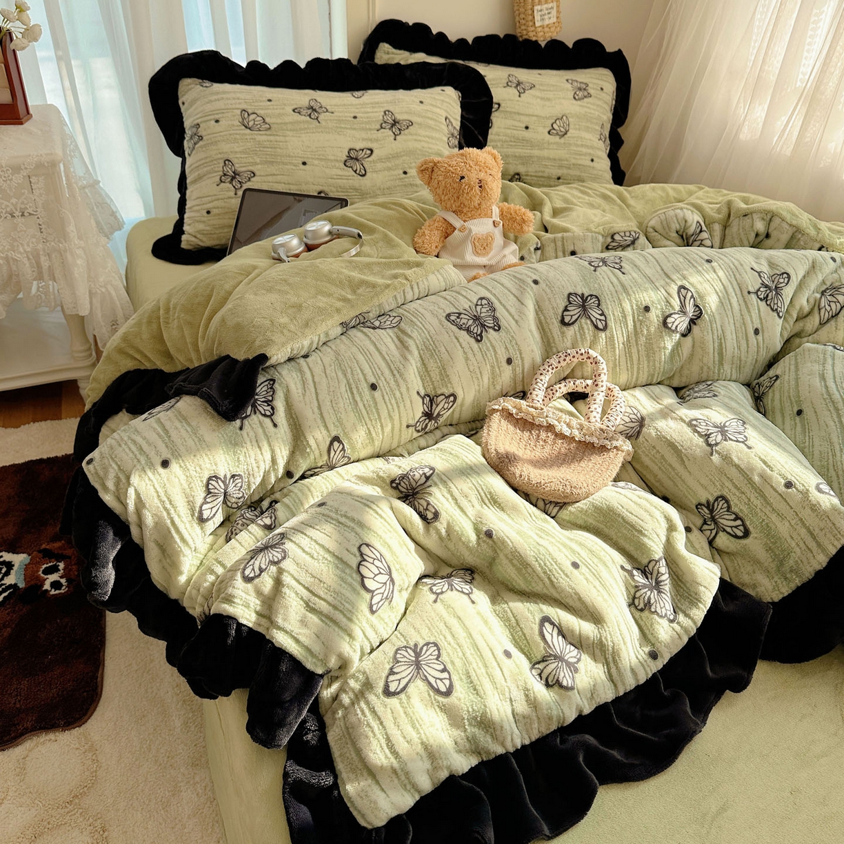 91家纺网 家纺一手货源 找家纺 欣宜家纺 2025新款蝴蝶烂花牛奶绒雕花绒花边款四件套 黑蝴蝶-绿