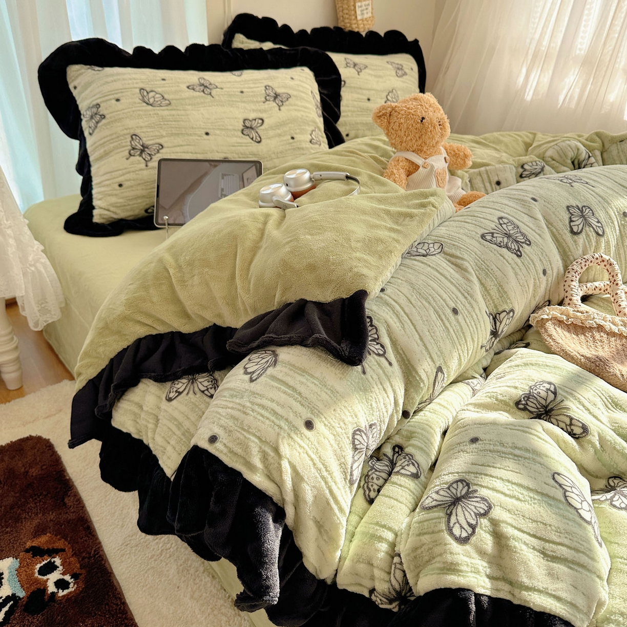 91家纺网 家纺一手货源 找家纺 欣宜家纺 2025新款蝴蝶烂花牛奶绒雕花绒花边款四件套 黑蝴蝶-绿