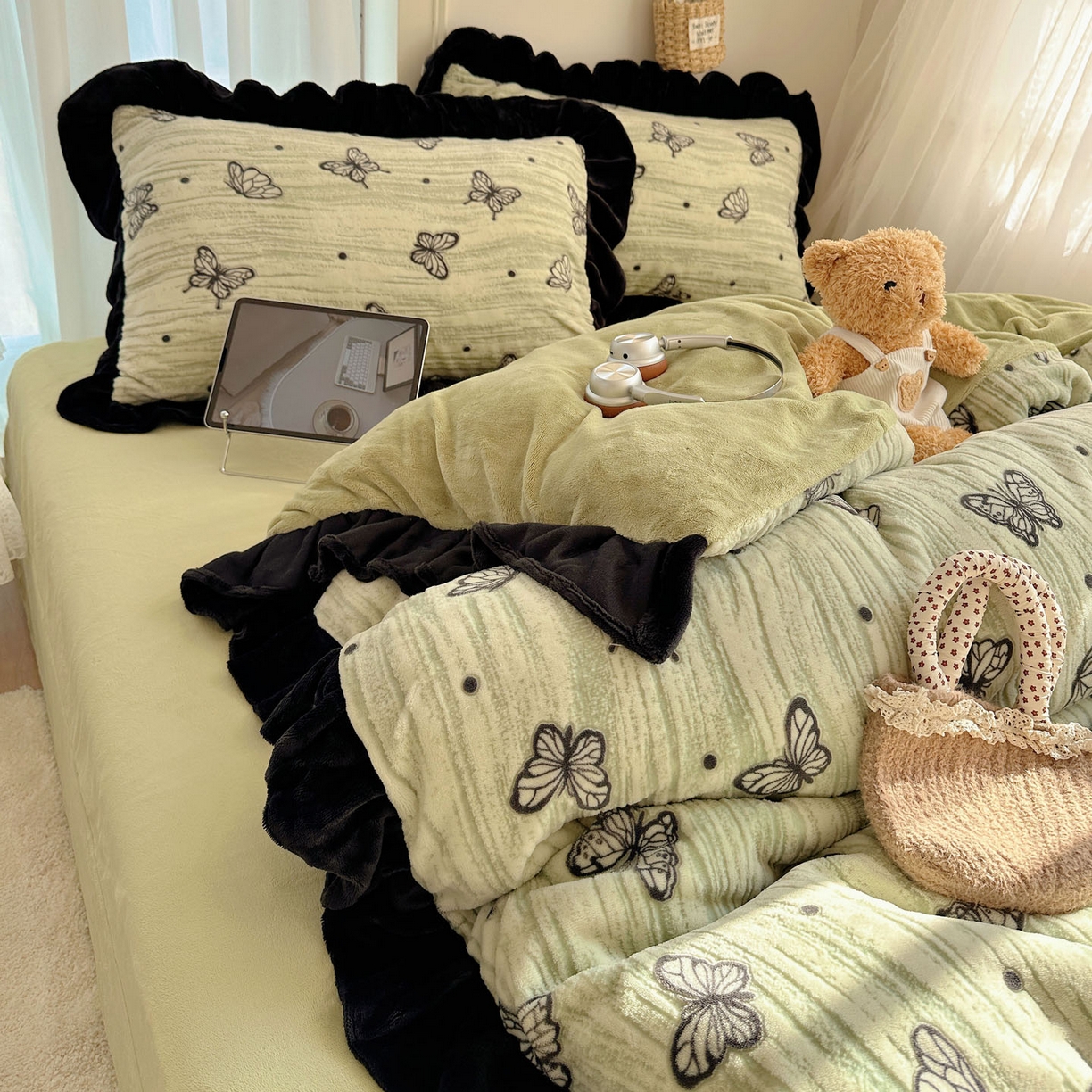 91家纺网 家纺一手货源 找家纺 欣宜家纺 2025新款蝴蝶烂花牛奶绒雕花绒花边款四件套 黑蝴蝶-绿