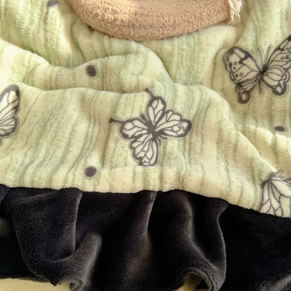 91家纺网 家纺一手货源 找家纺 欣宜家纺 2025新款蝴蝶烂花牛奶绒雕花绒花边款四件套 黑蝴蝶-绿