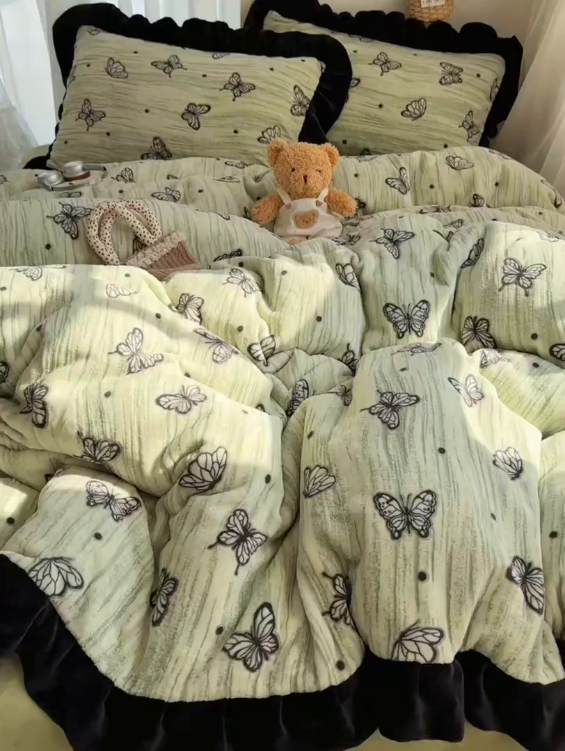 91家纺网 家纺一手货源 找家纺 欣宜家纺 2025新款蝴蝶烂花牛奶绒雕花绒花边款四件套 黑蝴蝶-绿