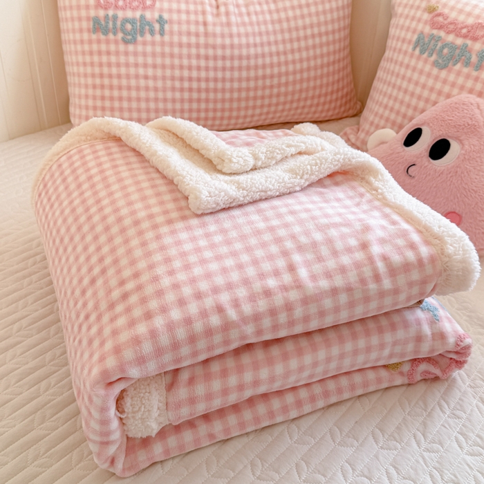 91家纺网 家纺一手货源 找家纺 （总）欣宜家纺 2025新款加厚毛巾刺绣牛奶绒羊羔绒盖毯双层毛毯午休毯卡通多功能沙发办公室毯子