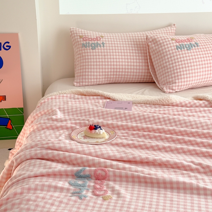 91家纺网 家纺一手货源 找家纺 （总）欣宜家纺 2025新款加厚毛巾刺绣牛奶绒羊羔绒盖毯双层毛毯午休毯卡通多功能沙发办公室毯子