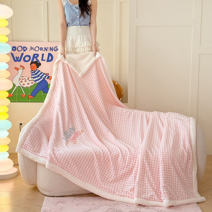 91家纺网 家纺一手货源 找家纺 欣宜家纺 2025新款加厚毛巾刺绣牛奶绒羊羔绒盖毯双层毛毯午休毯卡通多功能沙发办公室毯子 泡芙粉盖毯