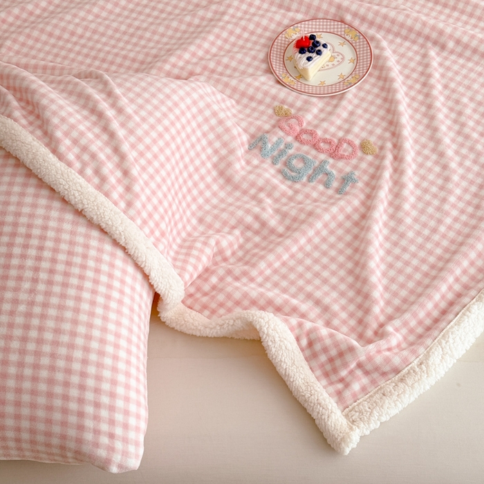 91家纺网 家纺一手货源 找家纺 欣宜家纺 2025新款加厚毛巾刺绣牛奶绒羊羔绒盖毯双层毛毯午休毯卡通多功能沙发办公室毯子 泡芙粉盖毯