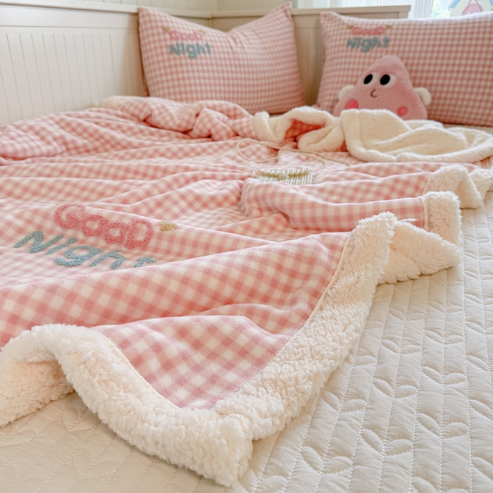 91家纺网 家纺一手货源 找家纺 欣宜家纺 2025新款加厚毛巾刺绣牛奶绒羊羔绒盖毯双层毛毯午休毯卡通多功能沙发办公室毯子 泡芙粉盖毯