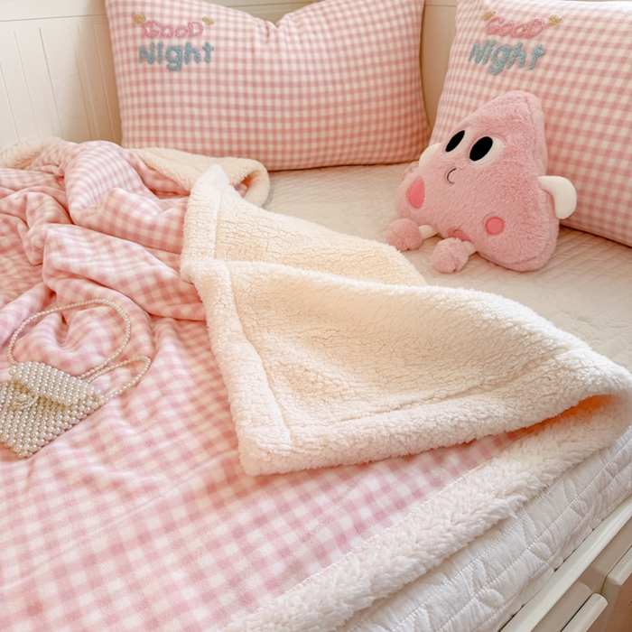 91家纺网 家纺一手货源 找家纺 欣宜家纺 2025新款加厚毛巾刺绣牛奶绒羊羔绒盖毯双层毛毯午休毯卡通多功能沙发办公室毯子 泡芙粉盖毯