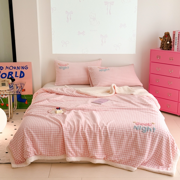 91家纺网 家纺一手货源 找家纺 欣宜家纺 2025新款加厚毛巾刺绣牛奶绒羊羔绒盖毯双层毛毯午休毯卡通多功能沙发办公室毯子 泡芙粉盖毯