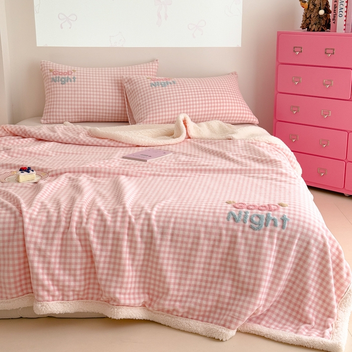 91家纺网 家纺一手货源 找家纺 欣宜家纺 2025新款加厚毛巾刺绣牛奶绒羊羔绒盖毯双层毛毯午休毯卡通多功能沙发办公室毯子 泡芙粉盖毯