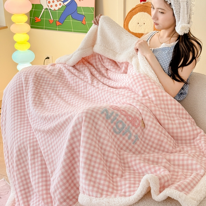 91家纺网 家纺一手货源 找家纺 欣宜家纺 2025新款加厚毛巾刺绣牛奶绒羊羔绒盖毯双层毛毯午休毯卡通多功能沙发办公室毯子 泡芙粉盖毯
