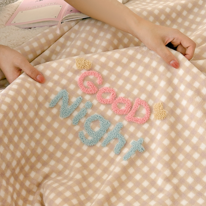 91家纺网 家纺一手货源 找家纺 欣宜家纺 2025新款加厚毛巾刺绣牛奶绒羊羔绒盖毯双层毛毯午休毯卡通多功能沙发办公室毯子 泡芙咖盖毯