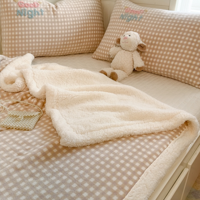 91家纺网 家纺一手货源 找家纺 欣宜家纺 2025新款加厚毛巾刺绣牛奶绒羊羔绒盖毯双层毛毯午休毯卡通多功能沙发办公室毯子 泡芙咖盖毯