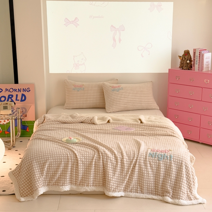 91家纺网 家纺一手货源 找家纺 欣宜家纺 2025新款加厚毛巾刺绣牛奶绒羊羔绒盖毯双层毛毯午休毯卡通多功能沙发办公室毯子 泡芙咖盖毯