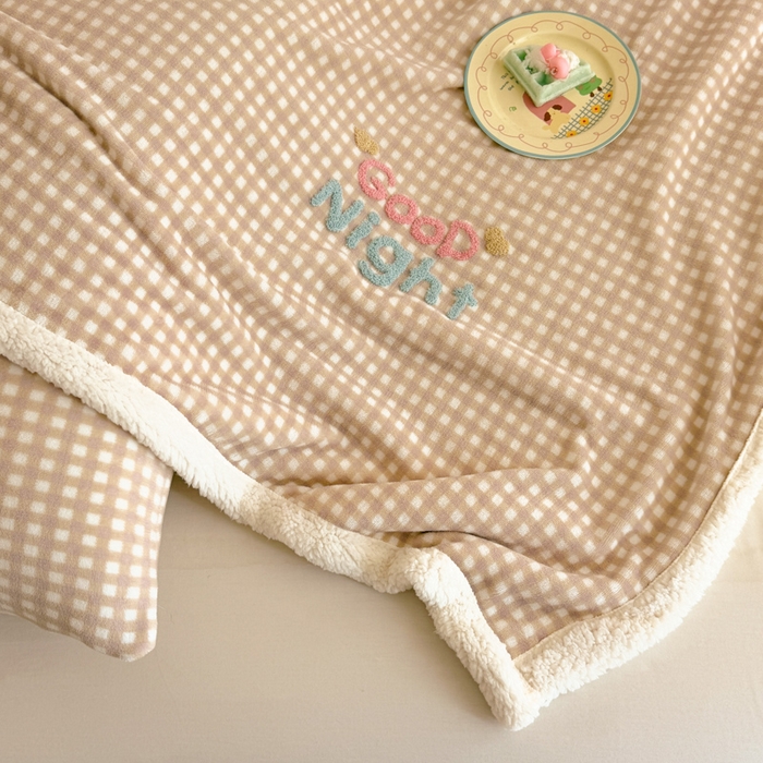 91家纺网 家纺一手货源 找家纺 欣宜家纺 2025新款加厚毛巾刺绣牛奶绒羊羔绒盖毯双层毛毯午休毯卡通多功能沙发办公室毯子 泡芙咖盖毯