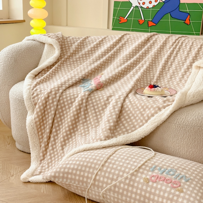 91家纺网 家纺一手货源 找家纺 欣宜家纺 2025新款加厚毛巾刺绣牛奶绒羊羔绒盖毯双层毛毯午休毯卡通多功能沙发办公室毯子 泡芙咖盖毯