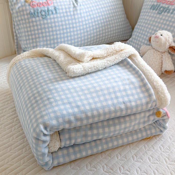 91家纺网 家纺一手货源 找家纺 欣宜家纺 2025新款加厚毛巾刺绣牛奶绒羊羔绒盖毯双层毛毯午休毯卡通多功能沙发办公室毯子 泡芙蓝盖毯