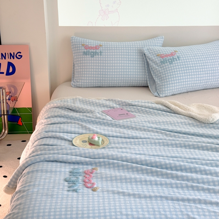 91家纺网 家纺一手货源 找家纺 欣宜家纺 2025新款加厚毛巾刺绣牛奶绒羊羔绒盖毯双层毛毯午休毯卡通多功能沙发办公室毯子 泡芙蓝盖毯