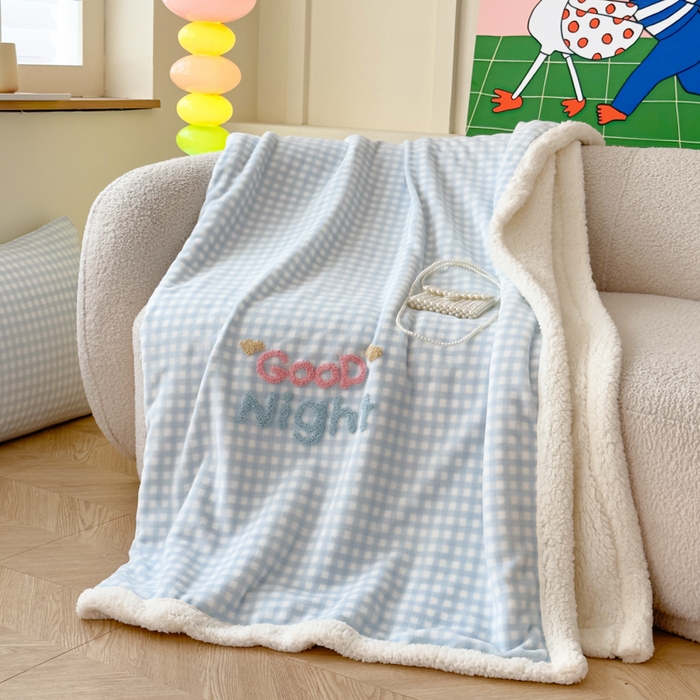 91家纺网 家纺一手货源 找家纺 欣宜家纺 2025新款加厚毛巾刺绣牛奶绒羊羔绒盖毯双层毛毯午休毯卡通多功能沙发办公室毯子 泡芙蓝盖毯