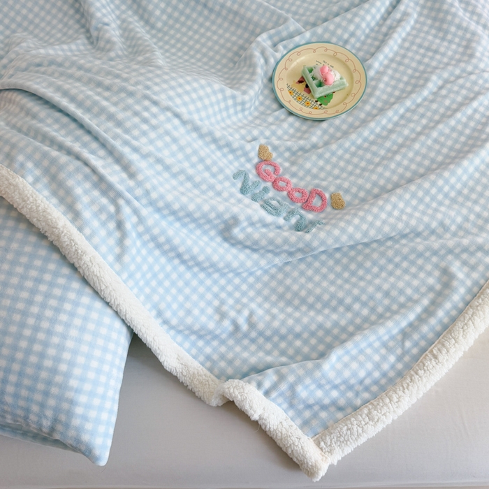 91家纺网 家纺一手货源 找家纺 欣宜家纺 2025新款加厚毛巾刺绣牛奶绒羊羔绒盖毯双层毛毯午休毯卡通多功能沙发办公室毯子 泡芙蓝盖毯