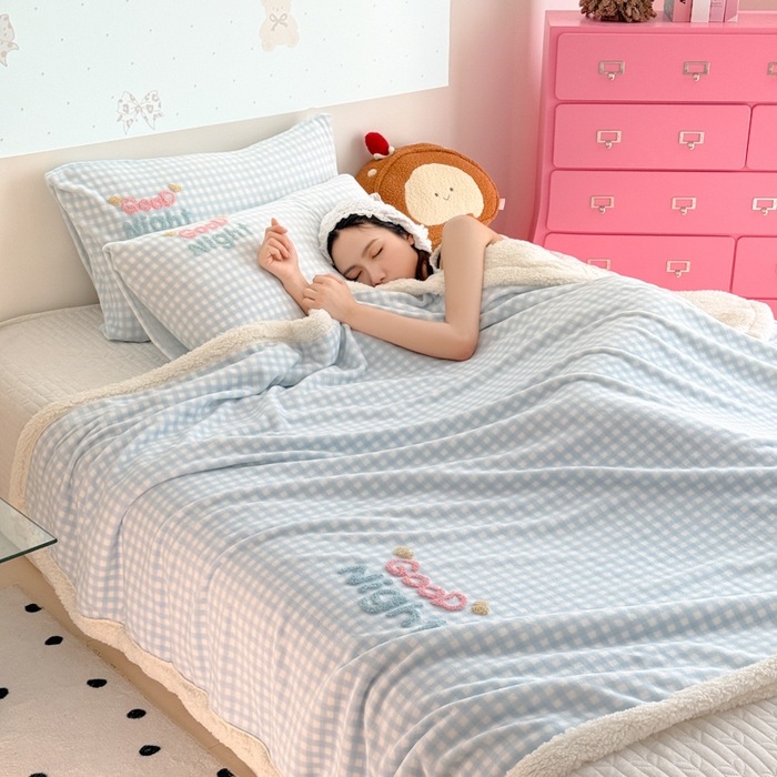 91家纺网 家纺一手货源 找家纺 欣宜家纺 2025新款加厚毛巾刺绣牛奶绒羊羔绒盖毯双层毛毯午休毯卡通多功能沙发办公室毯子 泡芙蓝盖毯