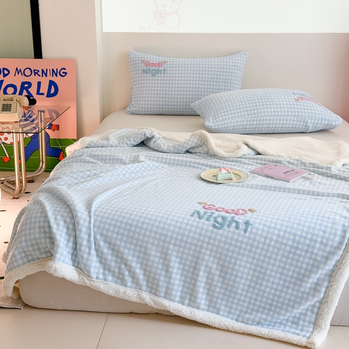 91家纺网 家纺一手货源 找家纺 欣宜家纺 2025新款加厚毛巾刺绣牛奶绒羊羔绒盖毯双层毛毯午休毯卡通多功能沙发办公室毯子 泡芙蓝盖毯