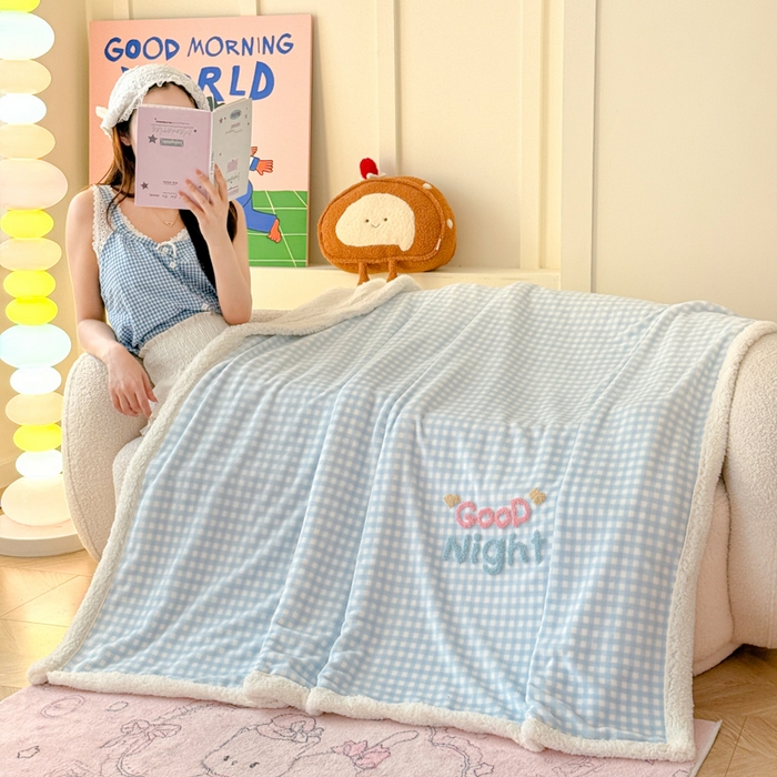 91家纺网 家纺一手货源 找家纺 欣宜家纺 2025新款加厚毛巾刺绣牛奶绒羊羔绒盖毯双层毛毯午休毯卡通多功能沙发办公室毯子 泡芙蓝盖毯