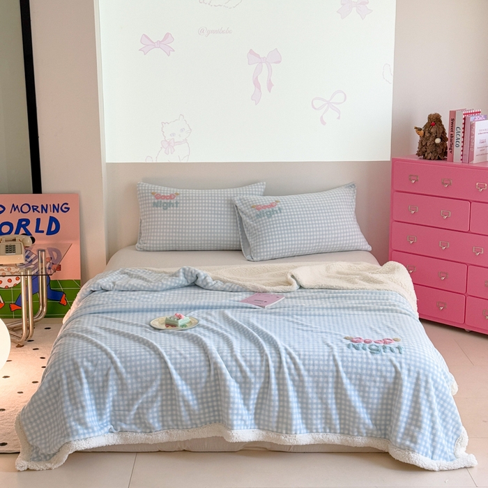 91家纺网 家纺一手货源 找家纺 欣宜家纺 2025新款加厚毛巾刺绣牛奶绒羊羔绒盖毯双层毛毯午休毯卡通多功能沙发办公室毯子 泡芙蓝盖毯