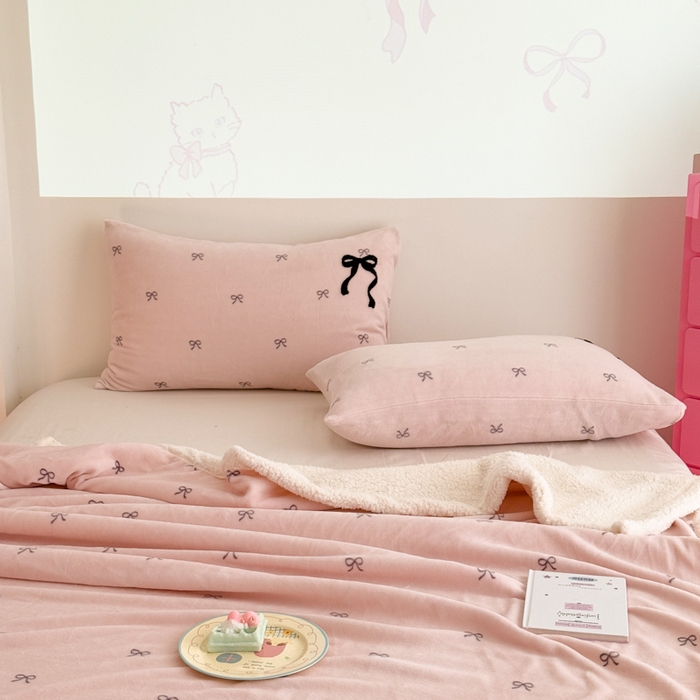 91家纺网 家纺一手货源 找家纺 欣宜家纺 2025新款加厚毛巾刺绣牛奶绒羊羔绒盖毯双层毛毯午休毯卡通多功能沙发办公室毯子 甜心粉盖毯