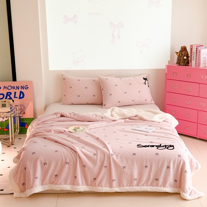 91家纺网 家纺一手货源 找家纺 欣宜家纺 2025新款加厚毛巾刺绣牛奶绒羊羔绒盖毯双层毛毯午休毯卡通多功能沙发办公室毯子 甜心粉盖毯