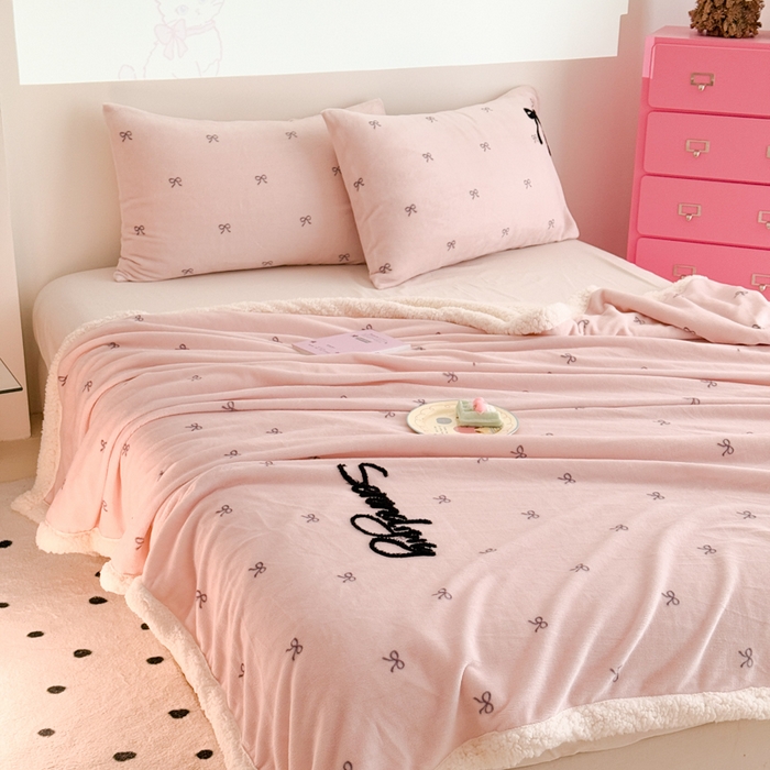 91家纺网 家纺一手货源 找家纺 欣宜家纺 2025新款加厚毛巾刺绣牛奶绒羊羔绒盖毯双层毛毯午休毯卡通多功能沙发办公室毯子 甜心粉盖毯