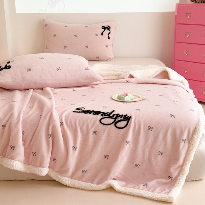 91家纺网 家纺一手货源 找家纺 欣宜家纺 2025新款加厚毛巾刺绣牛奶绒羊羔绒盖毯双层毛毯午休毯卡通多功能沙发办公室毯子 甜心粉盖毯