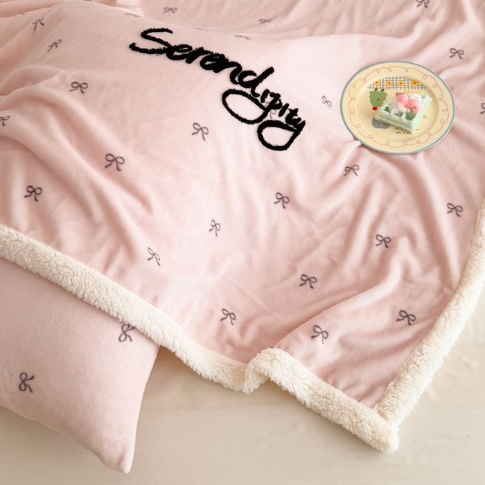 91家纺网 家纺一手货源 找家纺 欣宜家纺 2025新款加厚毛巾刺绣牛奶绒羊羔绒盖毯双层毛毯午休毯卡通多功能沙发办公室毯子 甜心粉盖毯
