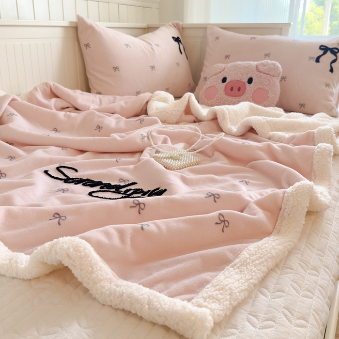91家纺网 家纺一手货源 找家纺 欣宜家纺 2025新款加厚毛巾刺绣牛奶绒羊羔绒盖毯双层毛毯午休毯卡通多功能沙发办公室毯子 甜心粉盖毯